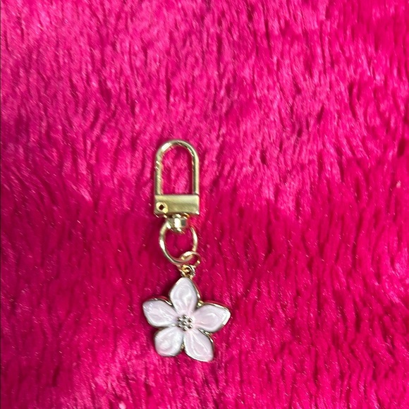 Accessories - Elegant Gold and White Flower Keychain